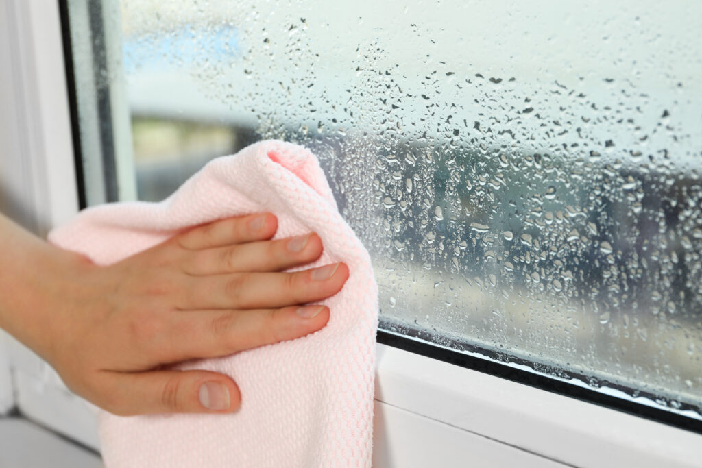 窓枠やサッシからの雨漏りに自分でできる応急処置