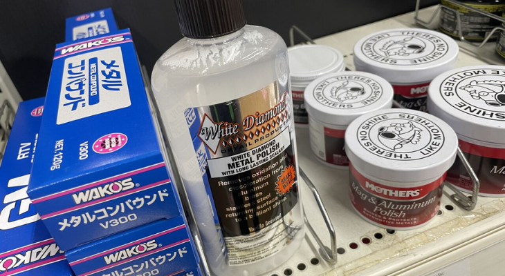 バイクショップ商品棚のコンパウンド